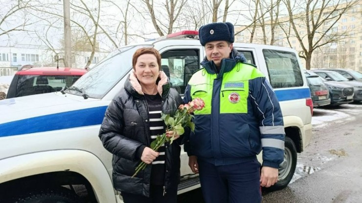 Сотрудники ГАИ Тверской области провели акцию "Цветы для автоледи" - новости ТИА