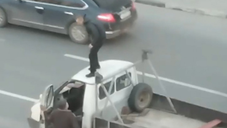 В полиции рассказали, почему мужчина кричал на крыше машины в Твери - новости ТИА