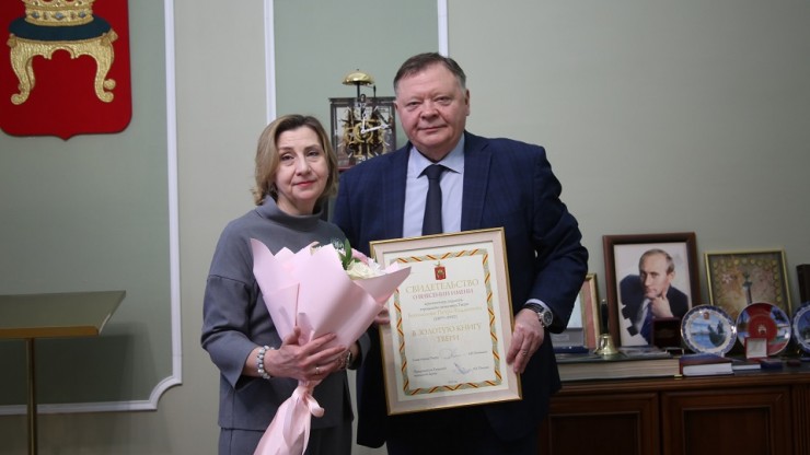 Евгений Пичуев вручил правнучке инженера Богомолова памятный документ - новости ТИА