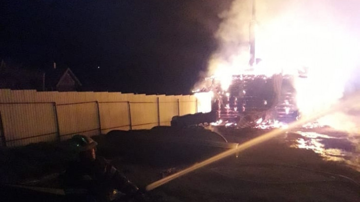 В Тверской области сгорели два гостевых дома на берегу Селигера - новости ТИА