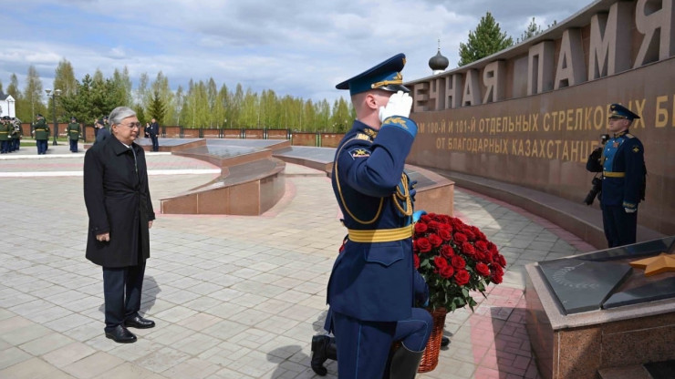 Глава Казахстана посетил братскую могилу подо Ржевом, где похоронен его дядя - новости ТИА