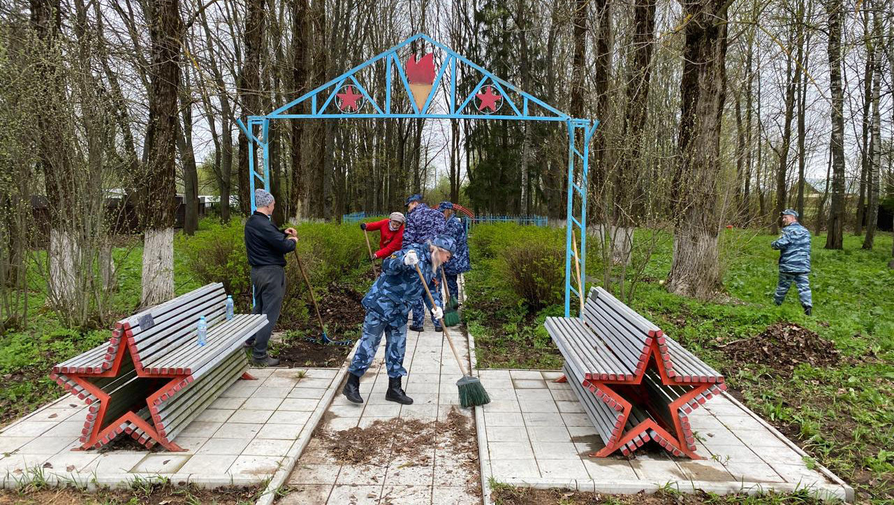 Сотрудники и ветераны УФСИН убрались на воинских захоронениях и мемориалах  - ТИА