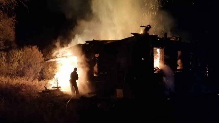 В Спирово огонь уничтожил деревянный нежилой дом - новости ТИА