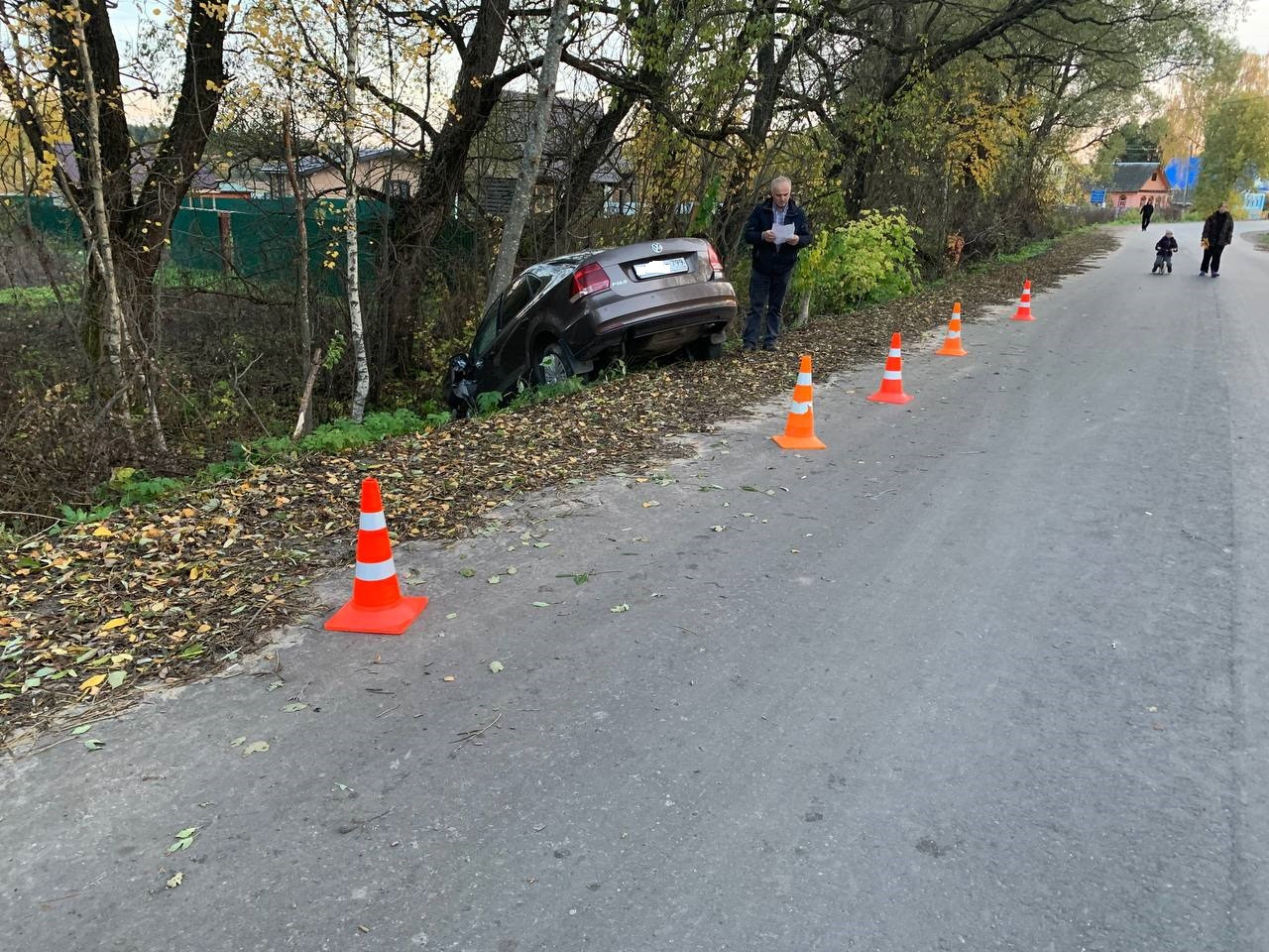 В деревне в Тверской области машина улетела в кювет | 08.10.2022 | Тверь -  БезФормата