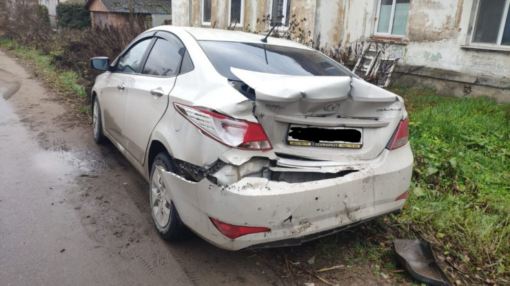 В Ржеве сильно помяли припаркованное авто - новости ТИА