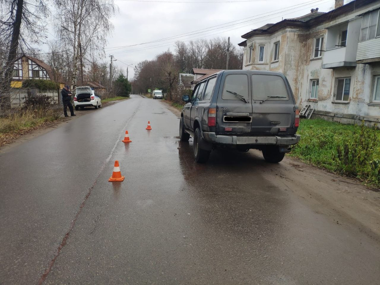 В Ржеве сильно помяли припаркованное авто | 08.11.2022 | Тверь - БезФормата