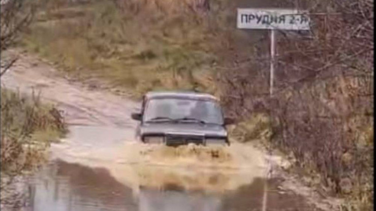 В деревне Тверской области автомобили штурмуют затопленную дорогу - новости ТИА