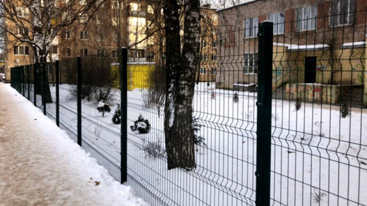 Во Ржеве осуждённые изготовили новую ограду для детского центра - новости ТИА
