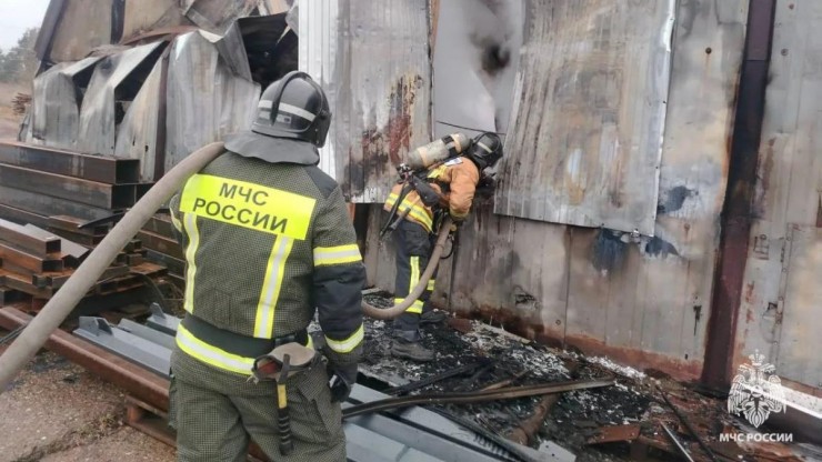 Сильный пожар на площади 1000 квадратных метров бушует под Тверью - новости ТИА