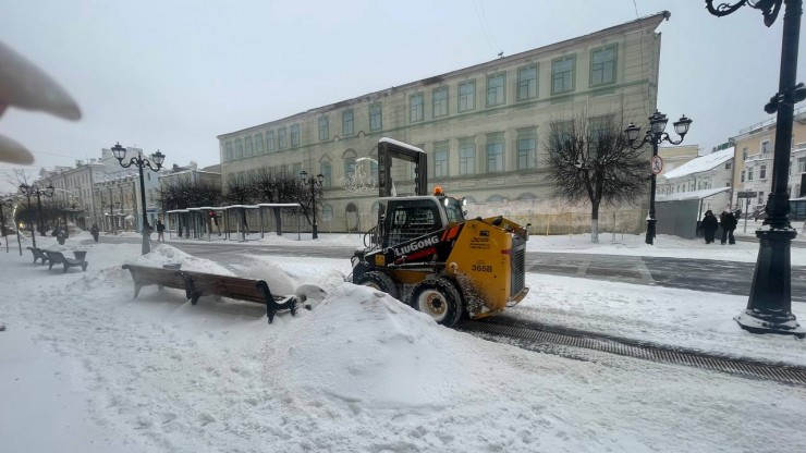 В центре Твери шустрая техника разгребает последствия мощного снегопада: видео - новости ТИА