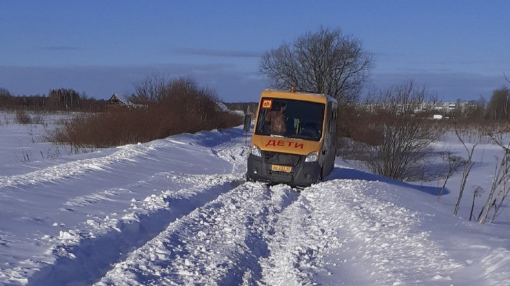 В Тверской области трактор застрял в снегу, откапывая школьный автобус - новости ТИА