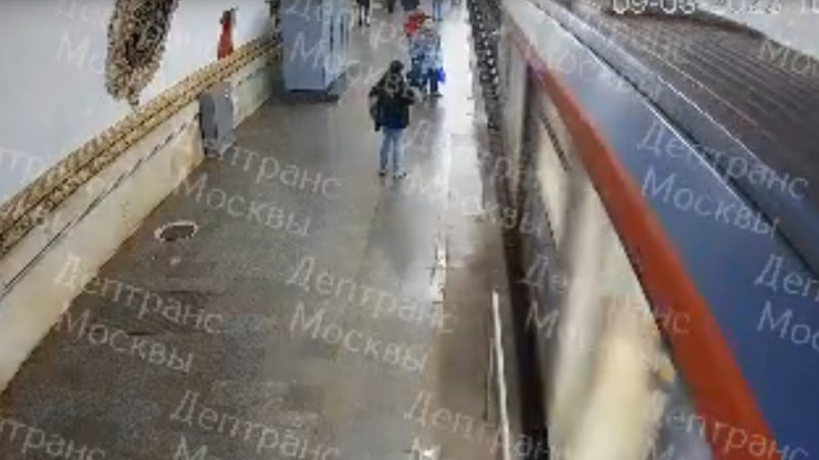 Мужчина толкнул в Москве подростка под движущийся поезд в метро - новости ТИА