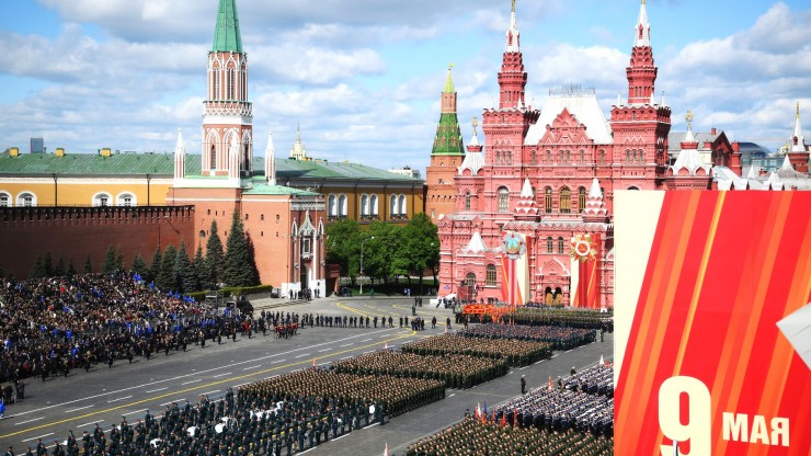 В Твери трансляция парада на Красной площади идет на большом экране в центре города - новости ТИА