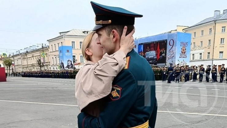 Участник СВО сделал предложение девушке на главной площади в День Победы в Твери - новости ТИА