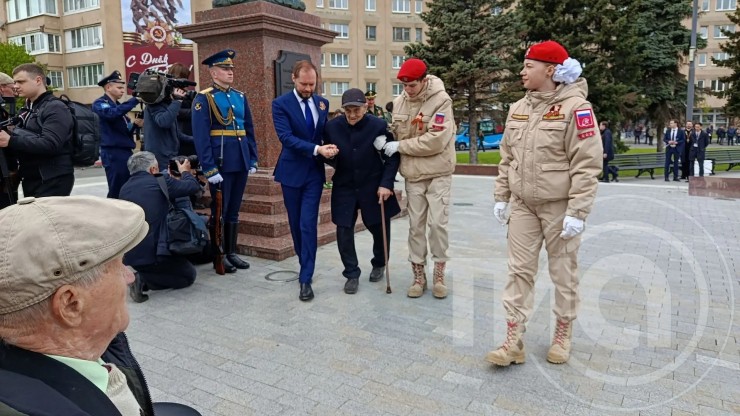 Виталий Королев помог фронтовику на возложении цветов: публикуем трогательные кадры - новости ТИА