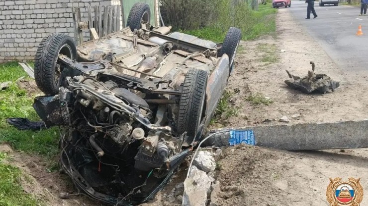 В Тверской области легковушка снесла столб и перевернулась - новости ТИА