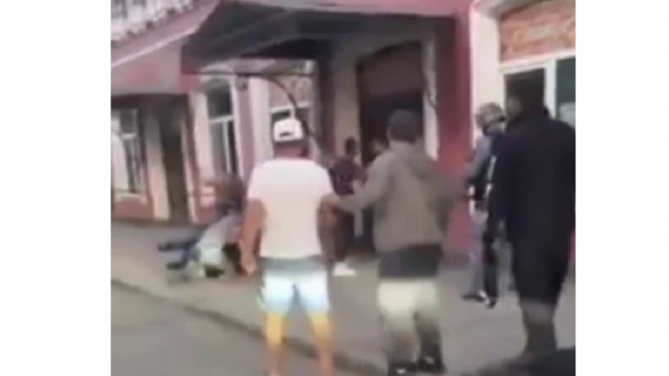 Опубликовано видео массовой драки в городе Тверской области - новости ТИА