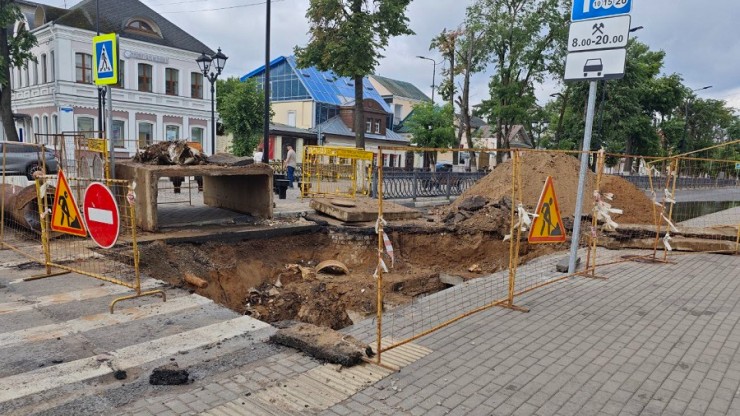 В центре Твери меняют трубы - новости ТИА