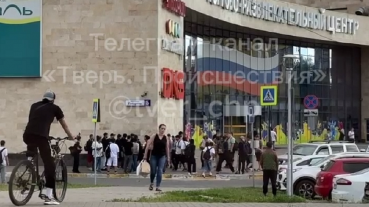 Очевидцы в соцсети сообщают о массовой драке у торгового центра в Твери - новости ТИА