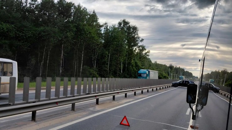 Под Тверью внедорожник врезался в барьер на трассе - новости ТИА