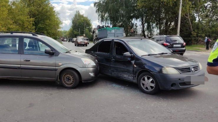 В Твери столкнулись две иномарки: есть пострадавший - новости ТИА