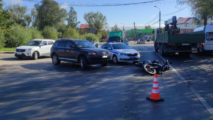 В Твери столкнулись мотоцикл и внедорожник - новости ТИА