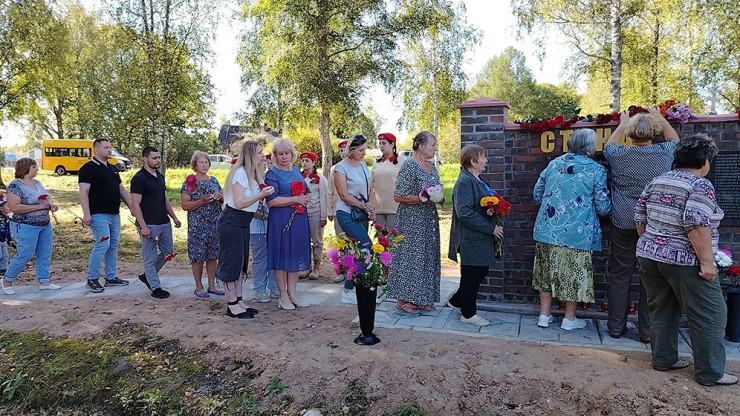 В посёлке Осуга торжественно открыли Стену Памяти и детскую площадку - новости ТИА