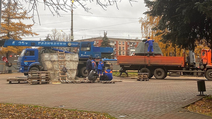 Памятник экипажу Степана Горобца разместили на хранение в МБУ "Зеленстрой" - новости ТИА