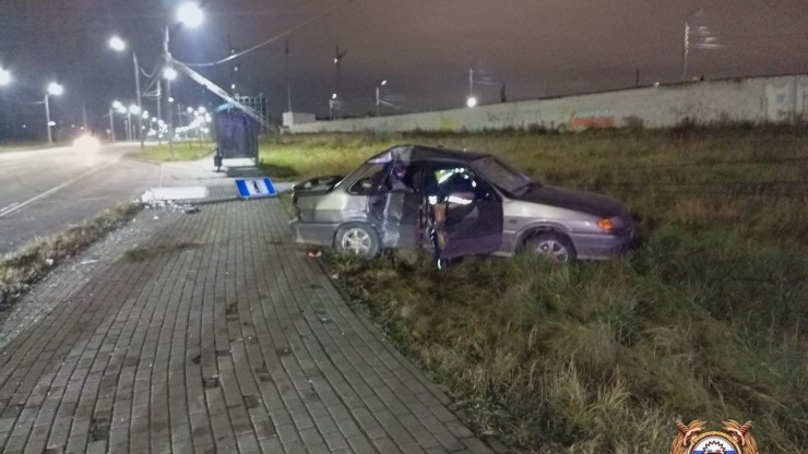 Ночью в Твери водитель ВАЗа влетел в столб и попал в реанимацию - новости ТИА