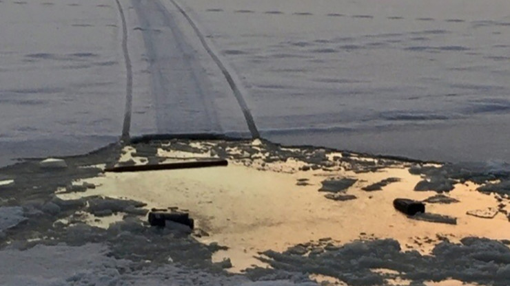 Очевидцы сообщают, что на Селигере снегоход провалился под лёд - новости ТИА