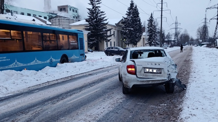 В Твери в массовую аварию попали автобус, такси и несколько легковых машин - новости ТИА