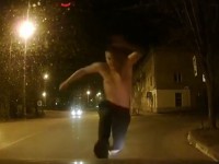 Прыгающий на машину полуголый парень в этот день отмечал своё 18-летие - Новости ТИА