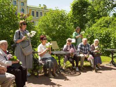 В Дворцовом саду Твери прошла экскурсия "ароматы сада" для слепых - Новости ТИА