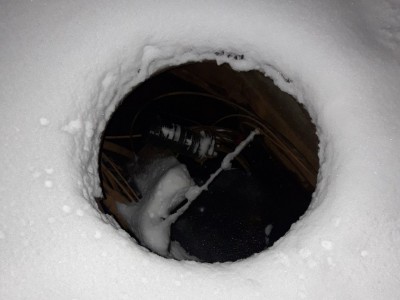 Жители поселка обнаружили открытый люк возле новогодней ели - Новости ТИА