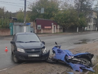 В Твери на улице Спартака мотоциклист сломал стопу в ДТП - новости ТИА
