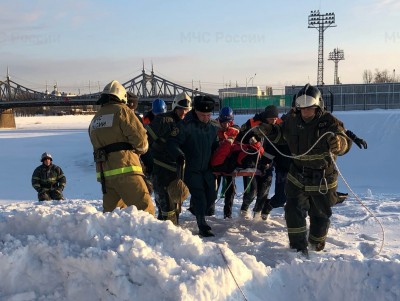 В центре Твери спасатели вынесли провалившуюся под лёд женщину на берег - новости ТИА
