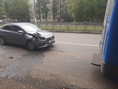 В Твери иномарка врезалась в автобус, пострадал человек - Новости ТИА