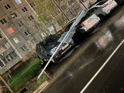 В Твери на припаркованный у дома автомобиль упал дорожный знак - новости ТИА