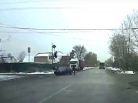 В Твери мать с дочкой переходили дорогу на красный сигнал светофора, из-за чего подросток угодила под колеса - Новости ТИА