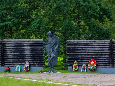 Подо Ржевом вандалы устроили погром на воинском мемориале - Новости ТИА