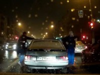 В Твери парень в противогазе вылезал на перекрестках из машины и танцевал - Новости ТИА