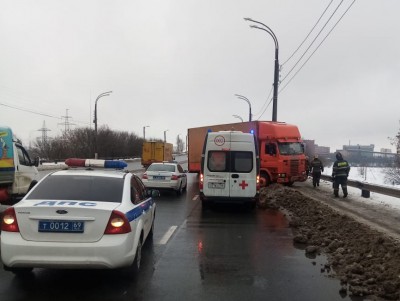 На Восточном мосту грузовик выехал на встречку и врезался в снежный вал - Новости ТИА