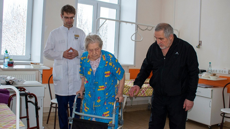 В Твери прооперировали 92-летнюю бабушку с переломом шейки бедра со смещением - новости ТИА