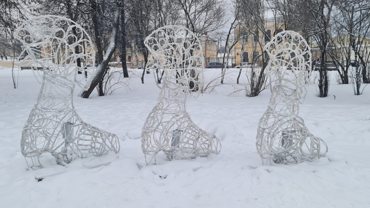 Жители Торжка заинтересовались стоимостью новогодних световых фигур в парке - новости ТИА
