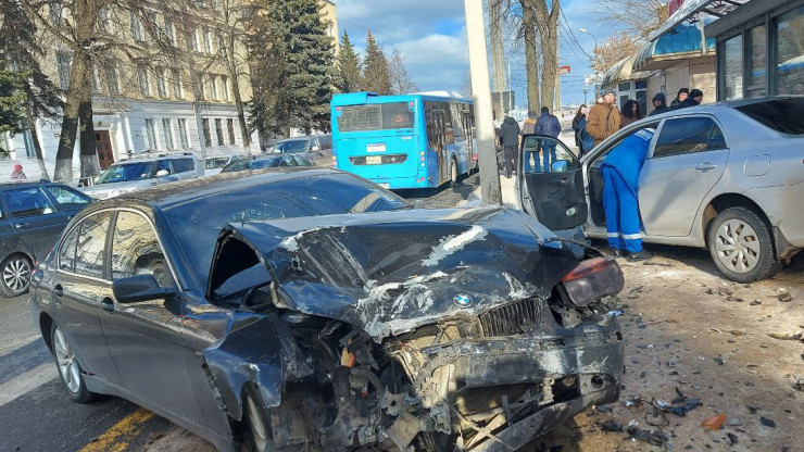 В Твери после аварии машины вылетели на тротуар - новости ТИА
