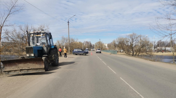 В Тверской области легковушка врезалась в трактор, пострадали два человека - новости ТИА
