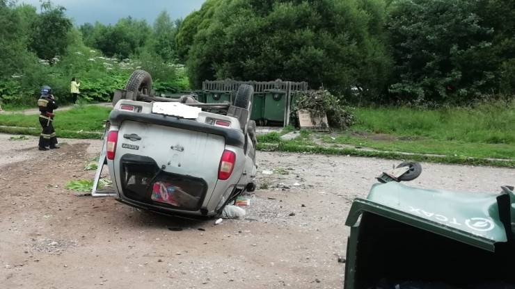 В Тверской области в перевернувшейся машине пострадал человек - новости ТИА