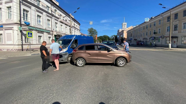 В Твери при столкновении трёх авто пострадала девятилетняя девочка - новости ТИА