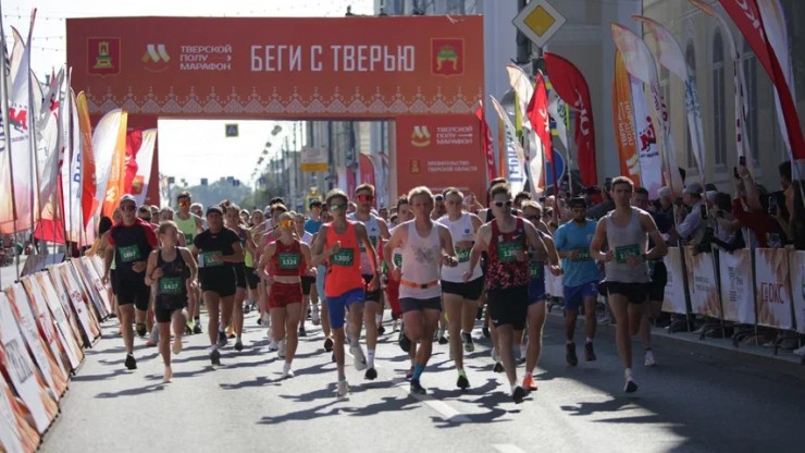 Сотни спортсменов приняли участие в "Тверском полумарафоне": фото - новости ТИА