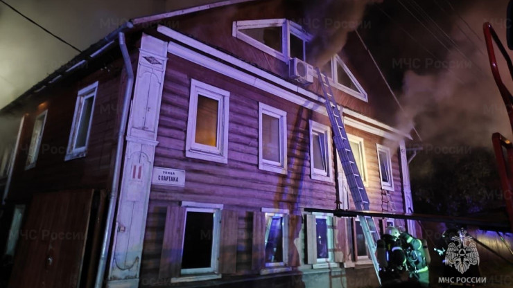 В Твери ночью пожарные спасли из горящего дома двух взрослых и двоих детей - новости ТИА